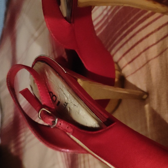 Bakers Red High Heels 👠😍 with Rose Accent Size 8 - Picture 9 of 16